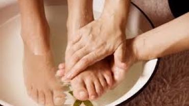 Picture of two persons washing each others feet during a foot washing ceremony